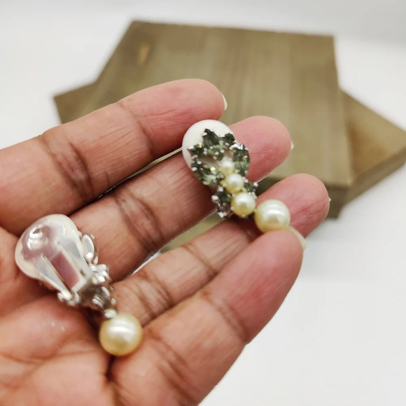 Vintage Pearlcore Clip On Earrings Pearls and Smoky Grey Rhinestones - Picture 4 of 4